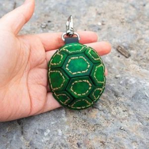 Выкройка кожаного брелока в форме черепахи для сумки или ключей.