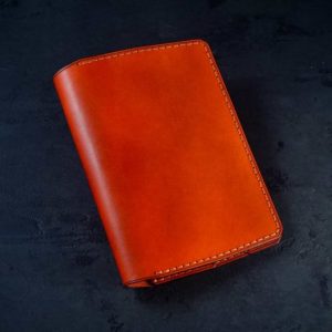 Книга в кожаной обложке с узором для документов на автомобиль.