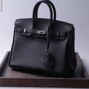 Выкройка женской сумочки в стиле Биркин на белом фоне.