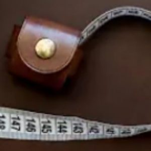 Выкройка небольшого кожаного чехла для швейного метра.