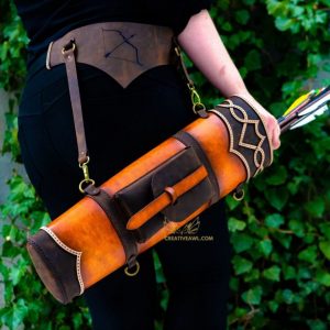 Выкройка кожаного колчана для стрел с ремнями и карманами.