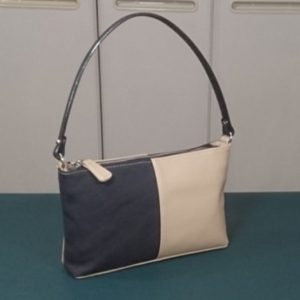 Выкройка женской тканевой сумки с кожаным ремнем и карманом на молнии.