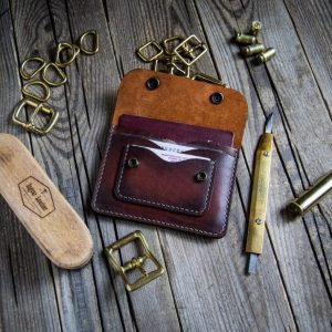 Выкройка простой визитницы с пуговицами и клапаном для карт и документов.