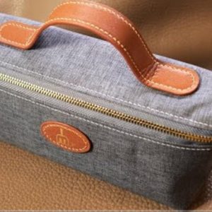 Выкройка для маленькой косметички из ткани с застежкой и петлёй.