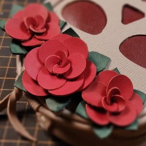 Выкройка брелока в форме кожаной розы.