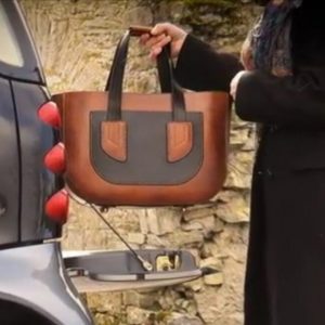 Маленькая кожаная сумка Tote с декоративным узором.