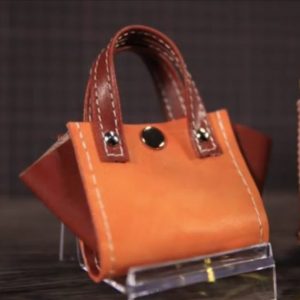 Выкройка кожаного брелока в виде женской сумочки Tote.