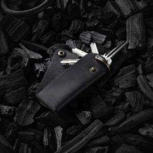 Выкройка для кожаной ключницы с несколькими карманами и кольцом для ключей.