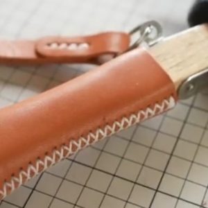 Выкройка небольшого кожаного чехла для молотка на ручке.