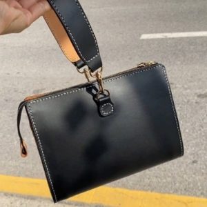 Выкройка для компактного кожаного клатча с ремешком.