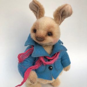 Выкройка маленькой тканевой игрушки «Кролик» с одеждой.