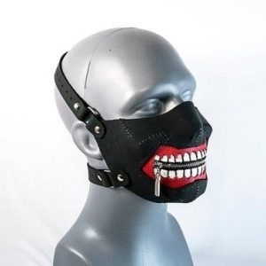 Выкройка кожаной маски с молнией в виде улыбающегося рта.