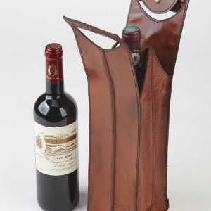 Выкройка для кожаного чехла на бутылку вина або віскі з прямокутним корпусом і треугольним кінцем на кнопці.