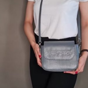 Выкройка для изготовления небольшой кожаной сумки через плечо.