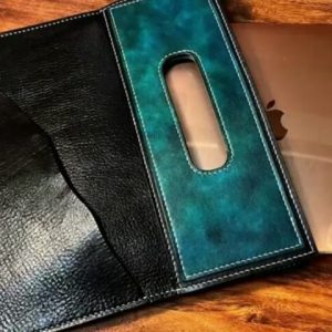 Выкройка кожаной сумки для ноутбука с дополнительными карманами и ремнем через плечо.