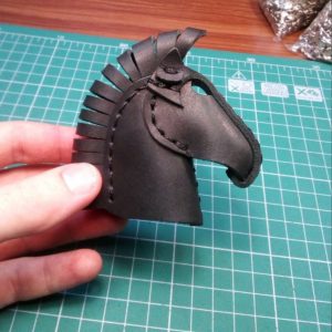 Выкройка кожаного брелока в форме головы лошади.