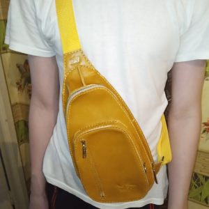 Выкройка простой кожаной сумки-слинга на одну лямку с деталями для сборки и карманов.