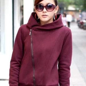 Выкройка женской толстовки с диагональной молнией на белом фоне.