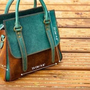 Выкройка для женской кожаной сумки с длинными ручками.