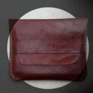 Кожаная визитница с клапаном.