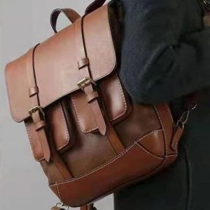 Выкройка кожаного рюкзака с клапаном и регулируемыми лямками для документов.