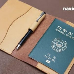 Кожаная обложка для паспорта с узором и карманом для ручек.