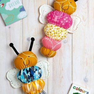 Выкройка мягкой игрушки в виде пчелки с деталями для создания тела и крыльев.