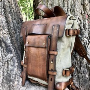 Выкройка комбинированного рюкзака из холста и кожи с клапаном и закрывающимися лямками.