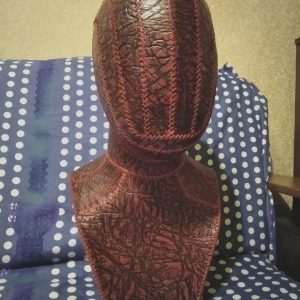 Выкройка кожаного манекена в виде силуэта мужчины.