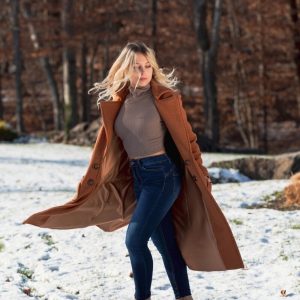 Выкройка женского пальто под пояс с накладными карманами.