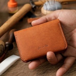 Кожаная минималистичная визитница двойного сложения.