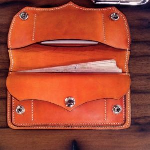 Выкройка кожаного длинного кошелька с пуговицами для купюр и карт.