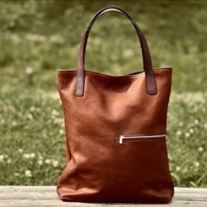 Выкройка необычной кожаной шопперки с передним карманом на молнии.