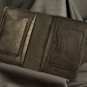 Выкройка минималистичного кожаного кошелька с кнопкой для карточек.