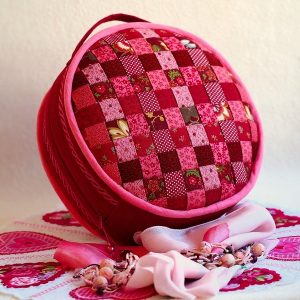 Выкройка косметички для путешествий с декоративным рисунком.