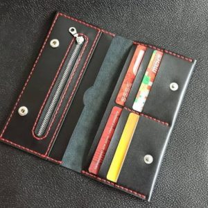 Длинный кожаный элемент с центральной молнией.