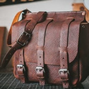 Выкройка кожаной сумки с тремя кожаными застежками.