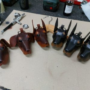 Выкройка брелоков из кожи в виде головы собаки.