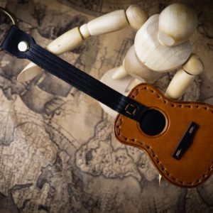 Выкройка для кожаного брелока в форме акустической гитары.