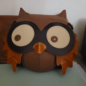 Выкройка сумки из кожи, выполненной в форме совы.