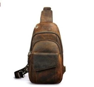 Кожаная слинг-сумка с узором и одной лямкой.