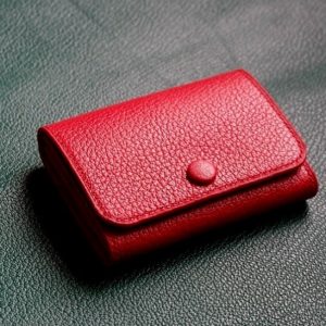 Выкройка небольшого кожаного кошелька для карточек с кнопкой.