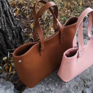 Кожаная сумка-шопер с декоративным узором.