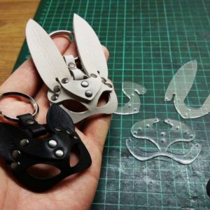 Брелок с изображением кота в виде узора.