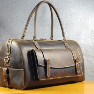 Выкройка большой кожаной классической дорожной сумки на белом фоне.