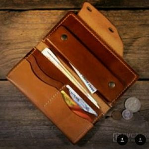 Выкройка кожаного длинного кошелька с кнопкой на клапане.