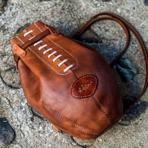 Выкройка кожаного рюкзака в форме мяча для регби.