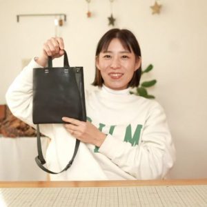 Выкройка маленькой женской кожаной сумочки для мелочей.