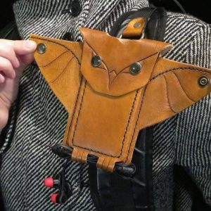 Выкройка кожаного чехла для смартфона в форме летучей мыши.