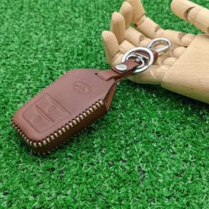 Выкройка кожаного чехла для автомобильного брелока Toyota.